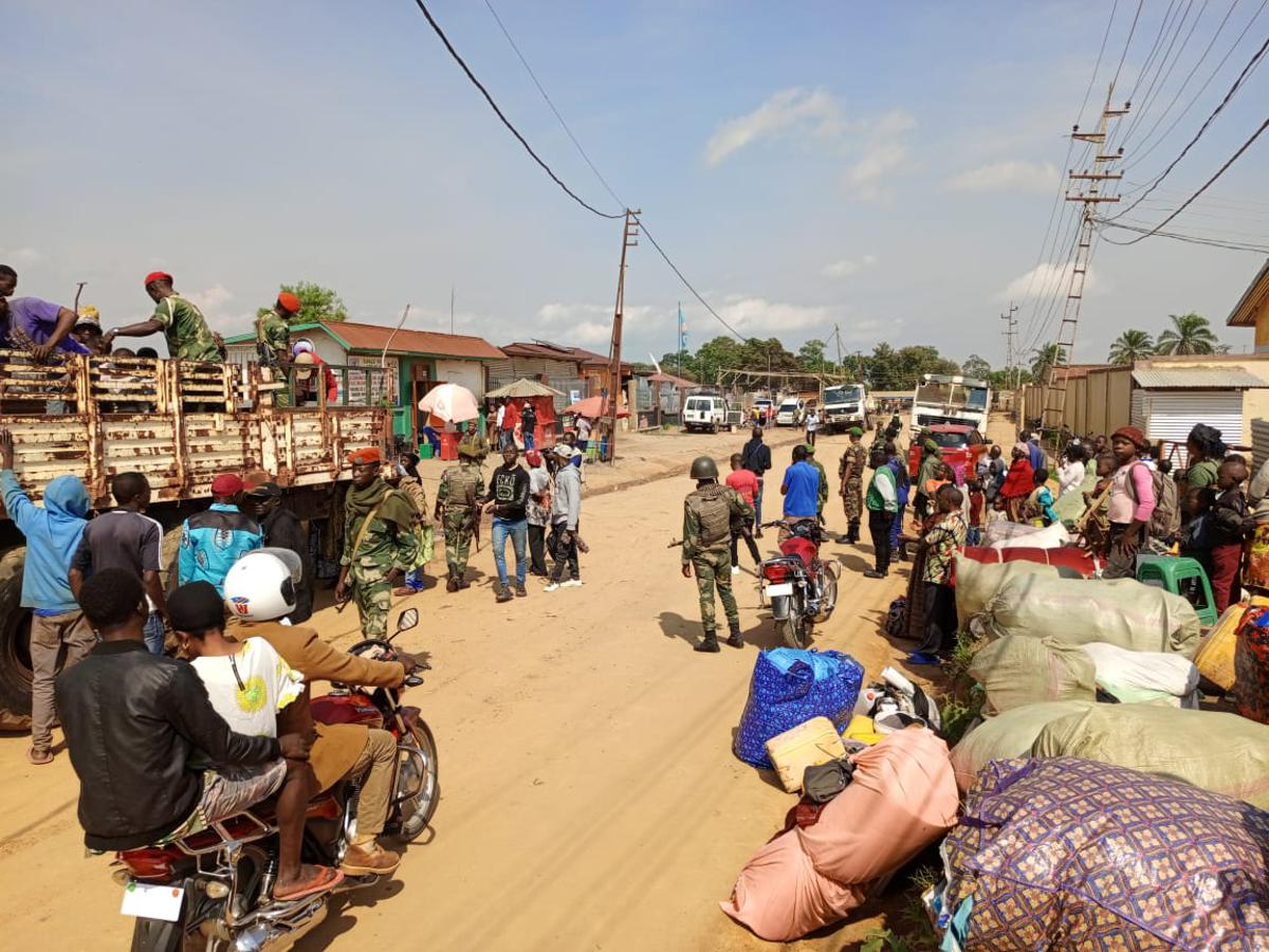 « Ils nous ont tués pendant que nous priions » : Komanda en deuil après le massacre des ADF – des centaines de familles fuient l’Ituri en larmes