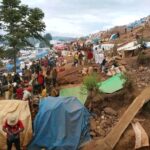 "À qui profite l’or de Lomera ? Entre rumeurs, accords et colère populaire?<br>Kabare, Sud-Kivu – Depuis plusieurs semaines, des rumeurs enflamment les villages du groupement de Luhihi, territoire de Kabare. Selon des témoignages recueillis sur place, un accord secret aurait été conclu entre un groupe d’investisseurs chinois et les rebelles de l’Alliance  Fleuve Congo (AFC/M23) pour l’exploitation industrielle du site aurifère de Lomera.<br>Si les contours de ce prétendu partenariat restent flous, les communautés locales craignent déjà ses conséquences : une marginalisation accrue des creuseurs artisanaux, qui vivent depuis des mois de l’extraction manuelle de l’or dans cette zone riche en minerais.<br>Violences du 26 août et fermeture du site<br>Les tensions se sont aggravées le 25 août dernier, lorsque de violents affrontements ont éclaté autour du site de Lomera. Plusieurs creuseurs artisanaux auraient été blessés alors qu’ils protestaient contre les restrictions imposées par les rebelles. Selon des sources locales, ces violences ont conduit à la fermeture temporaire du site minier. Le 08 Septembre 2025, la situation a pris une nouvelle tournure. Lors d’un meeting tenu à Lomera, le gouverneur militaire nommé par l’AFC/M23 a annoncé officiellement la fermeture du site, ordonnant l’expulsion de tous les civils présents dans un délai de 24 heures. Le motif avancé : procéder à un recensement de la population vivant dans la zone minière.<br>Pourtant, de nombreux habitants restent sceptiques. Selon des rumeurs persistantes, cette décision ne viserait qu’à dégager le terrain en vue de préparer une exploitation industrielle convenue avec un groupe chinois, au détriment des creuseurs artisanaux.<br>Les rumeurs d’un pacte controversé<br>Un rapport interne du Centre d’Études sur les Ressources Naturelles et les Conflits (CERNCO), basé à Bukavu, fait état de « discussions avancées » entre des représentants chinois et les responsables rebelles. L’accord porterait sur la mécanisation rapide du site afin de maximiser la production aurifère, ce qui réduirait drastiquement l’usage de la main-d’œuvre locale.<br>« Des machines lourdes auraient déjà été aperçues dans la région de Kalehe, en transit vers Lomera », affirme Dieudonné Gisoro, chercheur au CERNCO.<br>Le silence des autorités<br>Interrogé, le ministère provincial des Mines du Sud-Kivu se montre prudent :<br>« Aucune autorisation officielle n’a été délivrée à une quelconque société étrangère pour une exploitation industrielle à Lomera », déclare sous anonymat un cadre du ministère.<br>Mais dans les faits, le contrôle effectif appartient davantage aux rebelles qu’à l’État. L’AFC/M23 impose déjà des taxes aux creuseurs et supervise l’acheminement de l’or vers les circuits parallèles.<br>Les communautés locales en colère<br>La perspective d’une expulsion imminente révolte les populations riveraines.<br>« Si cet accord est vrai, il viole non seulement notre droit coutumier sur les terres, mais aussi la dignité de milliers de jeunes qui n’ont pour survie que l’exploitation artisanale », dénonce Marie-Bernadette Nyota, présidente de l’Association des Femmes Exploitantes Artisanales du Kivu (AFEAKI).<br>Un creuseur de Luhihi rencontré hier, qui a requis l’anonymat, s’indigne :<br>« On nous chasse comme des animaux. Mais c’est nous qui connaissons cette terre, pas les étrangers ni les rebelles. »<br>Vers un nouveau cycle de conflits ?<br>Des analystes redoutent que la combinaison de la fermeture brutale du site et d’un éventuel accord avec des investisseurs étrangers ne déclenche un nouveau cycle de violences.<br>« Les minerais du Kivu sont depuis longtemps une malédiction pour les populations locales. Si les rebelles confirment ce partenariat avec des intérêts étrangers, cela risque d’alimenter un conflit social encore plus profond », alerte Jean-Claude Mugisho, de l’Observatoire pour la Gouvernance Minière (OGM).<br>Alors que les habitants de Lomera sont sommés de quitter les lieux en moins de 24 heures, l’avenir du site aurifère reste suspendu entre incertitudes, rumeurs et luttes d’intérêts.