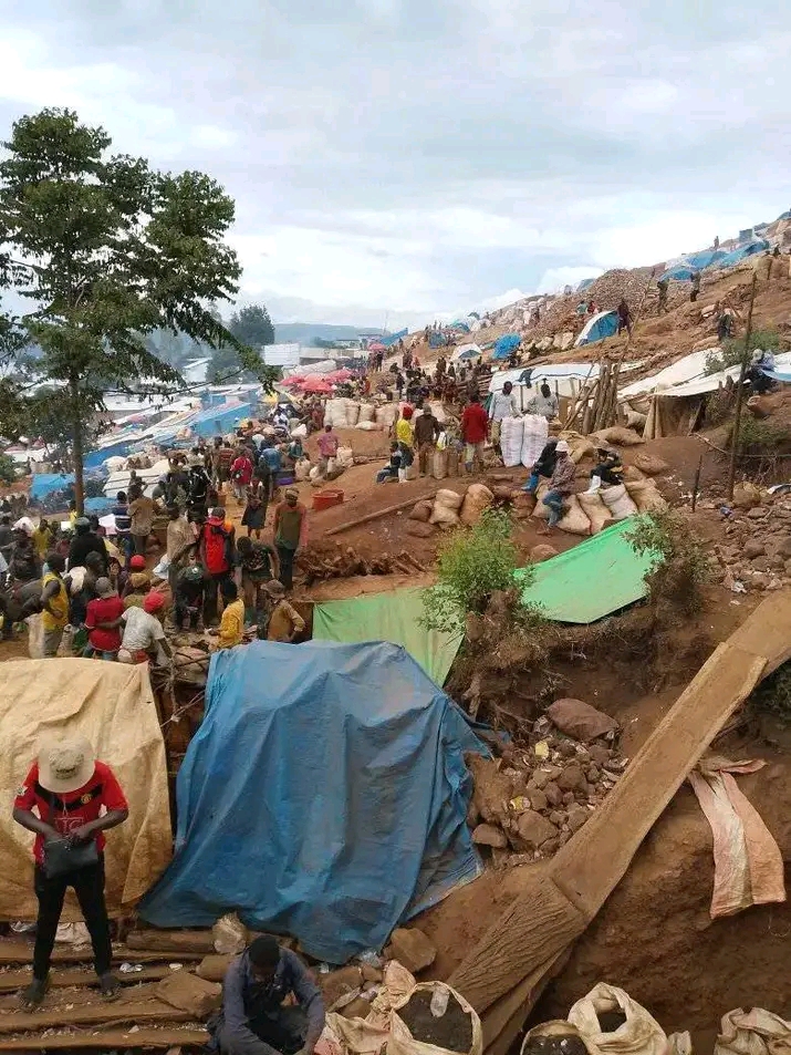 "À qui profite l’or de Lomera ? Entre rumeurs, accords et colère populaire?<br>Kabare, Sud-Kivu – Depuis plusieurs semaines, des rumeurs enflamment les villages du groupement de Luhihi, territoire de Kabare. Selon des témoignages recueillis sur place, un accord secret aurait été conclu entre un groupe d’investisseurs chinois et les rebelles de l’Alliance  Fleuve Congo (AFC/M23) pour l’exploitation industrielle du site aurifère de Lomera.<br>Si les contours de ce prétendu partenariat restent flous, les communautés locales craignent déjà ses conséquences : une marginalisation accrue des creuseurs artisanaux, qui vivent depuis des mois de l’extraction manuelle de l’or dans cette zone riche en minerais.<br>Violences du 26 août et fermeture du site<br>Les tensions se sont aggravées le 25 août dernier, lorsque de violents affrontements ont éclaté autour du site de Lomera. Plusieurs creuseurs artisanaux auraient été blessés alors qu’ils protestaient contre les restrictions imposées par les rebelles. Selon des sources locales, ces violences ont conduit à la fermeture temporaire du site minier. Le 08 Septembre 2025, la situation a pris une nouvelle tournure. Lors d’un meeting tenu à Lomera, le gouverneur militaire nommé par l’AFC/M23 a annoncé officiellement la fermeture du site, ordonnant l’expulsion de tous les civils présents dans un délai de 24 heures. Le motif avancé : procéder à un recensement de la population vivant dans la zone minière.<br>Pourtant, de nombreux habitants restent sceptiques. Selon des rumeurs persistantes, cette décision ne viserait qu’à dégager le terrain en vue de préparer une exploitation industrielle convenue avec un groupe chinois, au détriment des creuseurs artisanaux.<br>Les rumeurs d’un pacte controversé<br>Un rapport interne du Centre d’Études sur les Ressources Naturelles et les Conflits (CERNCO), basé à Bukavu, fait état de « discussions avancées » entre des représentants chinois et les responsables rebelles. L’accord porterait sur la mécanisation rapide du site afin de maximiser la production aurifère, ce qui réduirait drastiquement l’usage de la main-d’œuvre locale.<br>« Des machines lourdes auraient déjà été aperçues dans la région de Kalehe, en transit vers Lomera », affirme Dieudonné Gisoro, chercheur au CERNCO.<br>Le silence des autorités<br>Interrogé, le ministère provincial des Mines du Sud-Kivu se montre prudent :<br>« Aucune autorisation officielle n’a été délivrée à une quelconque société étrangère pour une exploitation industrielle à Lomera », déclare sous anonymat un cadre du ministère.<br>Mais dans les faits, le contrôle effectif appartient davantage aux rebelles qu’à l’État. L’AFC/M23 impose déjà des taxes aux creuseurs et supervise l’acheminement de l’or vers les circuits parallèles.<br>Les communautés locales en colère<br>La perspective d’une expulsion imminente révolte les populations riveraines.<br>« Si cet accord est vrai, il viole non seulement notre droit coutumier sur les terres, mais aussi la dignité de milliers de jeunes qui n’ont pour survie que l’exploitation artisanale », dénonce Marie-Bernadette Nyota, présidente de l’Association des Femmes Exploitantes Artisanales du Kivu (AFEAKI).<br>Un creuseur de Luhihi rencontré hier, qui a requis l’anonymat, s’indigne :<br>« On nous chasse comme des animaux. Mais c’est nous qui connaissons cette terre, pas les étrangers ni les rebelles. »<br>Vers un nouveau cycle de conflits ?<br>Des analystes redoutent que la combinaison de la fermeture brutale du site et d’un éventuel accord avec des investisseurs étrangers ne déclenche un nouveau cycle de violences.<br>« Les minerais du Kivu sont depuis longtemps une malédiction pour les populations locales. Si les rebelles confirment ce partenariat avec des intérêts étrangers, cela risque d’alimenter un conflit social encore plus profond », alerte Jean-Claude Mugisho, de l’Observatoire pour la Gouvernance Minière (OGM).<br>Alors que les habitants de Lomera sont sommés de quitter les lieux en moins de 24 heures, l’avenir du site aurifère reste suspendu entre incertitudes, rumeurs et luttes d’intérêts.